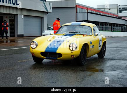 John Davidsons Yellow, 1962, Lotus Elite, in der National Pit Lane während des Qualifyings für die RAC Tourist Trophy für GT Cars vor 63 Stockfoto