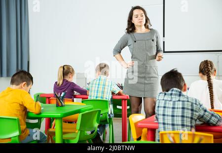 Lehrerin, die Unterricht mit Kindern durchführt Stockfoto