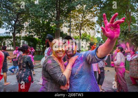 Neu-Delhi, Indien. 18. März 2022. Menschen, die mit farbigem Pulver beschmiert sind, feiern Holi, das Festival der Farben, in Neu Delhi, Indien, 18. März 2022. Quelle: Javed Dar/Xinhua/Alamy Live News Stockfoto