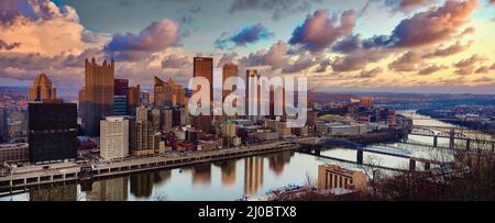 Wunderschöne Aufnahme der Stadt Pittsburgh bei Sonnenuntergang vom Mt Washington Stockfoto