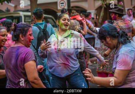 Neu-Delhi, Indien. 18. März 2022. Menschen, die mit farbigem Pulver beschmiert sind, feiern Holi, das Festival der Farben, in Neu Delhi, Indien, 18. März 2022. Quelle: Javed Dar/Xinhua/Alamy Live News Stockfoto