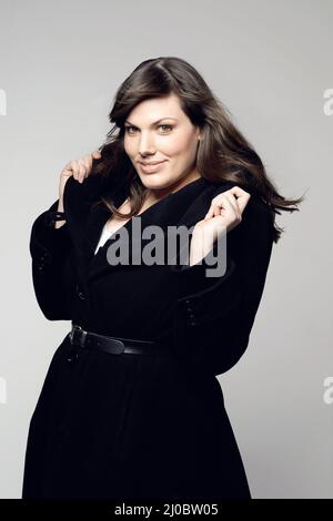 Wir freuen uns auf den Herbst. Studioaufnahme eines Plus-Size-Modells, das für die Kamera posiert. Stockfoto