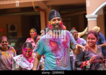 Neu-Delhi, Indien. 18. März 2022. Menschen, die mit farbigem Pulver beschmiert sind, feiern Holi, das Festival der Farben, in Neu Delhi, Indien, 18. März 2022. Quelle: Javed Dar/Xinhua/Alamy Live News Stockfoto