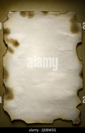Vintage Hintergrund altes Blatt Papier mit verbrannten Kanten auf einem dunklen Hintergrund Nahaufnahme Stockfoto
