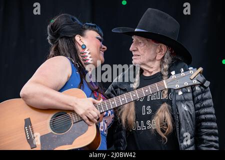 Spicewood, Usa. 17. März 2022. SPICEWOOD, TEXAS - 17. MÄRZ: Tami Neilson und Willie Nelson konzertiert während der 10.-jährigen Luck Reunion im Luck, Texas am 17. März 2022 in Spicewood, Texas. (Foto: Maggie Boyd/Sipa USA) Quelle: SIPA USA/Alamy Live News Stockfoto