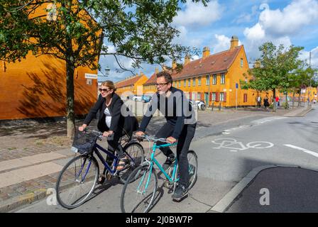 Kopenhagen, Schweden, Paar mit Fahrrädern, Frau schwanger, Radfahren auf der Straße, Radweg Stockfoto