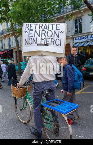 Paris, Frankreich, Mann auf dem Fahrrad, mit Protestschild während der Pensionsproteste auf der Straße, Stockfoto