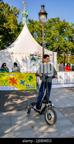 Paris, Frankreich, Einkaufen, Menschen, die die Show mit alternativen Verkehrsmitteln besuchen, 'Fete des Transport', junger Teenager, der auf einem Elektroroller reitet Stockfoto