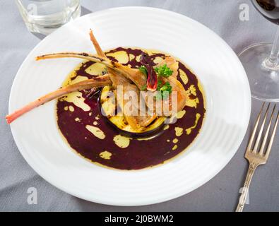 Lammrippen serviert mit einer Scheibe Auberginen Stockfoto