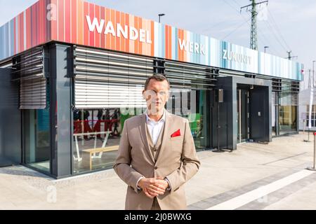 Cottbus, Deutschland. 18. März 2022. Holger Kelch, Oberbürgermeister von Cottbus, steht vor dem neu eröffneten Infopunkt. Am Cottbus Hauptbahnhof wurde heute eine Infopunkt für das Cottbuser Bahnwerk eröffnet. Die ersten ICE-Züge werden ab 2024 im derzeit im Bau befindlichen Bahnwerk gewartet. Quelle: Frank Hammerschmidt/dpa/Alamy Live News Stockfoto