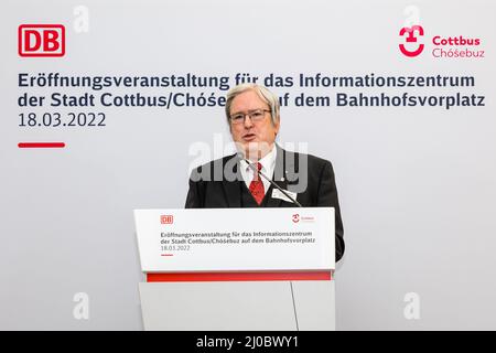 Cottbus, Deutschland. 18. März 2022. Prof. Dr.-Ing. Der Wirtschaftsminister des Landes Brandenburg, Jörg Steinbach (SPD), spricht bei der Eröffnung der Infopunkt des Cottbuser Bahnwerks auf dem Vorplatz des Cottbuser Hauptbahnhofs eine Begrüßungsrede. Am Cottbus Hauptbahnhof wurde heute eine Informationsstelle des Cottbuser Eisenbahnwerks eröffnet. Die ersten ICE-Züge werden ab 2024 im derzeit im Bau befindlichen Bahnwerk gewartet. Quelle: Frank Hammerschmidt/dpa/Alamy Live News Stockfoto