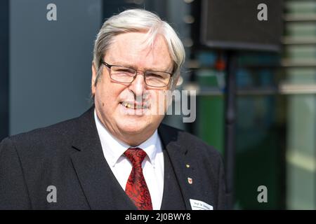 Cottbus, Deutschland. 18. März 2022. Prof. Dr.-Ing. Jörg Steinbach (SPD), Wirtschaftsminister des Landes Brandenburg, steht vor dem Bahnhof Cottbus. Am Cottbus Hauptbahnhof wurde heute eine Informationsstelle für das Bahnwerk Cottbus eröffnet. Die ersten ICE-Züge werden ab 2024 im derzeit im Bau befindlichen Bahnwerk gewartet. Quelle: Frank Hammerschmidt/dpa/Alamy Live News Stockfoto