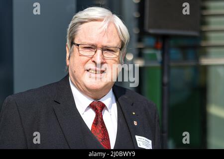 Cottbus, Deutschland. 18. März 2022. Prof. Dr.-Ing. Jörg Steinbach (SPD), Wirtschaftsminister des Landes Brandenburg, steht vor dem Bahnhof Cottbus. Am Cottbus Hauptbahnhof wurde heute eine Informationsstelle für das Bahnwerk Cottbus eröffnet. Die ersten ICE-Züge werden ab 2024 im derzeit im Bau befindlichen Bahnwerk gewartet. Quelle: Frank Hammerschmidt/dpa/Alamy Live News Stockfoto