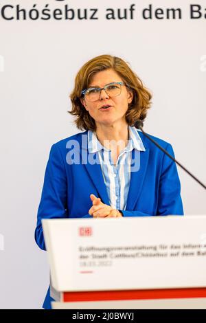 Cottbus, Deutschland. 18. März 2022. Dr. Daniela Gerd tom Markotten, Mitglied des Vorstands für Digitalisierung und Technologie der Deutschen Bahn AG, spricht bei der Eröffnung des Infopunkts des Cottbuser Bahnwerks auf dem Vorplatz des Cottbuser Hauptbahnhofs. Am Cottbus Hauptbahnhof wurde heute eine Info-Stelle des Cottbus-Bahnwerks eröffnet. Die ersten ICE-Züge werden ab 2024 im derzeit im Bau befindlichen Bahnwerk gewartet. Quelle: Frank Hammerschmidt/dpa/Alamy Live News Stockfoto