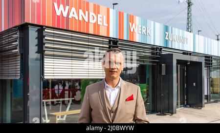 Cottbus, Deutschland. 18. März 2022. Holger Kelch, Oberbürgermeister von Cottbus, steht vor dem neu eröffneten Infopunkt. Am Cottbus Hauptbahnhof wurde heute eine Info-Stelle für das Cottbuser Bahnwerk eröffnet. Die ersten ICE-Züge werden ab 2024 im derzeit im Bau befindlichen Bahnwerk gewartet. Quelle: Frank Hammerschmidt/dpa/Alamy Live News Stockfoto