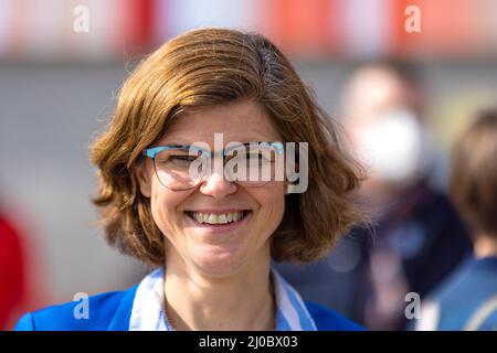 Cottbus, Deutschland. 18. März 2022. Vor dem Bahnhof Cottbus steht Dr. Daniela Gerd tom Markotten, Vorstand Digitalisierung und Technologie der Deutschen Bahn AG. Am Cottbus Hauptbahnhof wurde heute eine Infopunkt für das Cottbuser Bahnwerk eröffnet. Das Eisenbahnwerk, das sich derzeit im Bau befindet, wird ab 2024 die ersten ICE-Züge fahren. Quelle: Frank Hammerschmidt/dpa/Alamy Live News Stockfoto