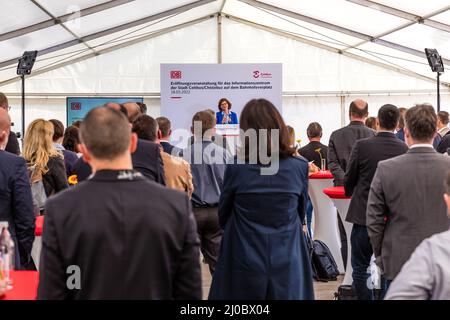 Cottbus, Deutschland. 18. März 2022. Dr. Daniela Gerd tom Markotten, Mitglied des Vorstands für Digitalisierung und Technologie der Deutschen Bahn AG, spricht bei der Eröffnung des Infopunkts des Cottbus-Bahnwerks auf dem Vorplatz des Cottbus-Hauptbahnhofs. Am Cottbus Hauptbahnhof wurde heute eine Info-Stelle des Cottbus-Bahnwerks eröffnet. Die ersten ICE-Züge werden ab 2024 im derzeit im Bau befindlichen Bahnwerk gewartet. Quelle: Frank Hammerschmidt/dpa/Alamy Live News Stockfoto