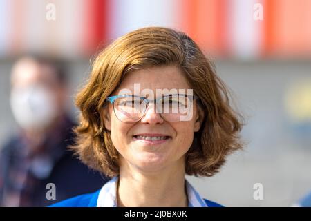 Cottbus, Deutschland. 18. März 2022. Vor dem Bahnhof Cottbus steht Dr. Daniela Gerd tom Markotten, Vorstand Digitalisierung und Technologie der Deutschen Bahn AG. Am Cottbus Hauptbahnhof wurde heute eine Informationsstelle für das Bahnwerk Cottbus eröffnet. Das Eisenbahnwerk, das sich derzeit im Bau befindet, wird ab 2024 die ersten ICE-Züge fahren. Quelle: Frank Hammerschmidt/dpa/Alamy Live News Stockfoto