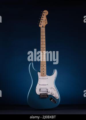 See ruhig blau stratocaster auf blau Stockfoto