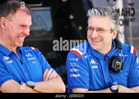 Sakhir, Bahrain. 18. März 2022. (L bis R): Alan permanente (GBR) Alpine F1 Team Trackside Operations Director mit Pat Fry (GBR) Alpine F1 Team Chief Technical Officer. Großer Preis von Bahrain, Freitag, 18.. März 2022. Sakhir, Bahrain.Quelle: James Moy/Alamy Live NachrichtenQuelle: James Moy/Alamy Live News Quelle: James Moy/Alamy Live News Stockfoto