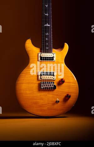 PRS Gitarre in Santana gelb auf Sonnenblume Stockfoto