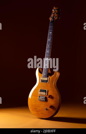 PRS Gitarre in Santana gelb auf Sonnenblume Stockfoto