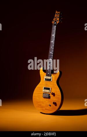 PRS Gitarre in Santana gelb auf Sonnenblume Stockfoto