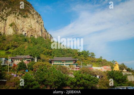 Jeju Island, KOREA - NOVEMBER 12: Der Tourist besuchte den Sanbanggulsa Tempel, der sich auf dem Sanbangsan Berg befindet. Auf dem Weg zum Stockfoto