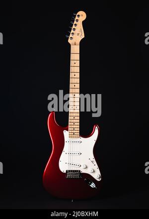 Candy Apple rot stratocaster auf schwarz Stockfoto