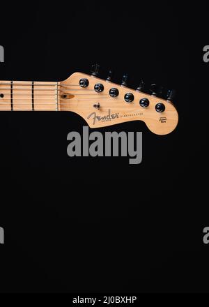 Candy Apple rot stratocaster auf schwarz Stockfoto