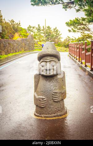 Blick auf Stein Idol (Dolharubang, der Großvater Steine) in der Nähe Yongduam, die auch als Drachenkopf Felsen, die b erstellt wurde bekannt Stockfoto