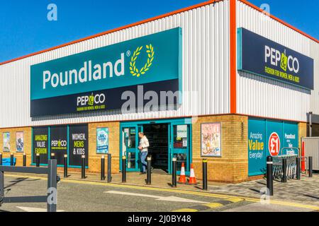 Ein preisgünstiger Pep&Co-Modegeschäft in einer Filiale von Poundland in King's Lynn. Stockfoto