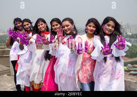 18. März 2022, Narayanganj, Dhaka, Bangladesch: Mädchen feiern das ''Holi''-Festival, indem sie sich in Narayanganj, Bangladesch, mit Farben schmücken und sich gegenseitig mit farbigen Pulvern beschmieren. ''Holi'', bekannt als das ''Fest der Farben'', wird am Ende der Wintersaison am letzten Vollmondtag des Mondmonats gefeiert. Das Fest feiert die ewige und göttliche Liebe von Radha und Krishna. Es bedeutet auch den Sieg des Guten über das Böse.das Holi-Fest wird gefeiert, um den Beginn des Frühlings zu markieren, mit Menschen aus allen Gesellschaftsschichten kommen auf die Straßen und die Anwendung farbigen po Stockfoto