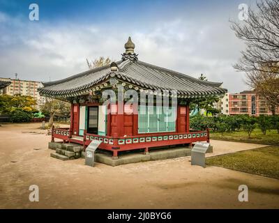 Jeju Mokgwana, das älteste erhaltene Gebäude in Jeju für das ehemalige Zentralregierungsbüro, in dem der Joseon-Magistrat war Stockfoto