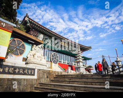 Jeju Island, KOREA - NOVEMBER 12: Der Tourist besuchte den Sanbanggulsa Tempel, der sich auf dem Sanbangsan Berg befindet. Auf dem Weg zum Stockfoto