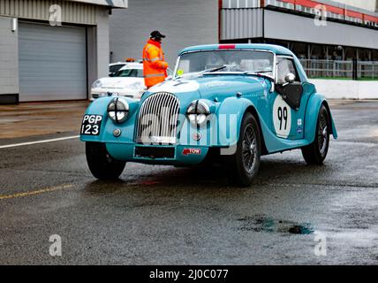 Kevin Kivlochan fährt mit seinem Blue, 1961, Morgan Plus 4 Supersport „Choc Ices“ in der National Pit Lane während des Qualifyings für die RAC Tourist Trophy Stockfoto