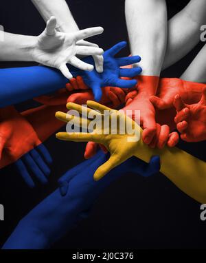 Gemalte Hände von Menschenkrähen in Berührung isoliert auf dunklem Studiohintergrund. Konzept der menschlichen Beziehung, Gemeinschaft, Zweisamkeit, Symbolik. Stockfoto