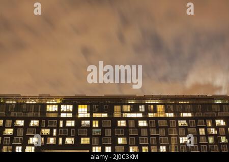 Modernes Appartementhaus in der Nacht Stockfoto