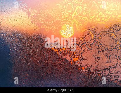 Natur Hintergrund mit Eis Muster, helles Sonnenlicht und Wasser Tropfen auf Winter Fenster Glas Stockfoto