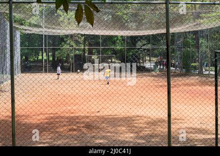 Kinder spielen Fußball im Aclimacao Park in Sao Paulo Stockfoto