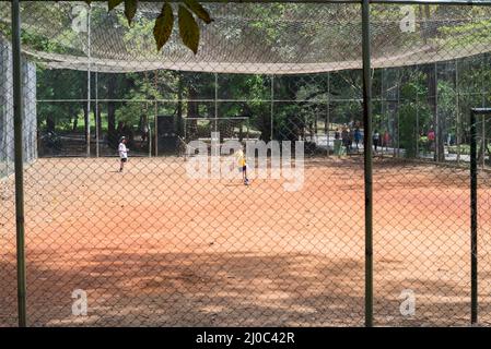 Kinder spielen Fußball im Aclimacao Park in Sao Paulo Stockfoto