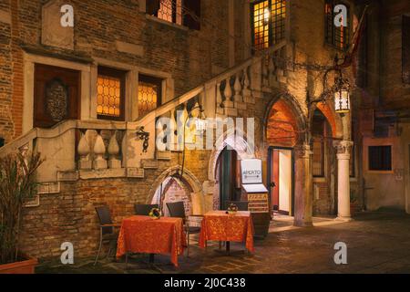 Das malerische Restaurant im Abendlicht in Venedig, Italien Stockfoto