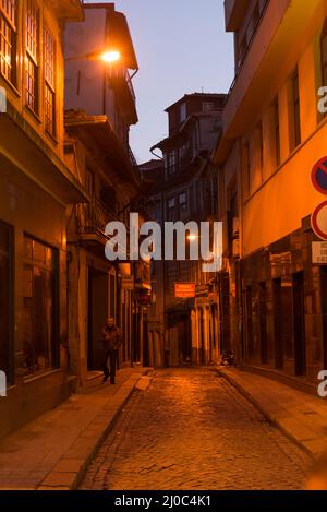 Anzeigen von Fassaden, Gasse und traditionelle Häuser in Porto Stockfoto
