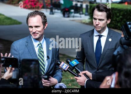 Die Republikaner der State Assembly, James Gallagher (R-Yuba City), links und Kevin Kiley (R-Rocklin), rechts, reagieren auf den Vorschlag der State Assembly Democrats für einen Gasrabatt von $400 am Donnerstag, den 17. März 2022, im California State Capitol in Sacramento, Kalifornien. (Foto von Rahul Lal/Sipa USA) Stockfoto
