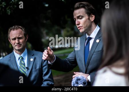 Die Republikaner der State Assembly, James Gallagher (R-Yuba City), links und Kevin Kiley (R-Rocklin), rechts, reagieren auf den Vorschlag der State Assembly Democrats für einen Gasrabatt von $400 am Donnerstag, den 17. März 2022, im California State Capitol in Sacramento, Kalifornien. (Foto von Rahul Lal/Sipa USA) Stockfoto