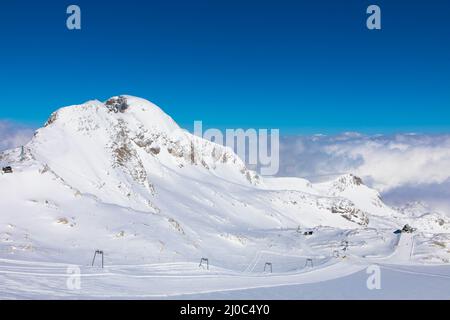 Panoramablick vom Dachsteingletscher. Das Hochplateau ist der beste Ort zum Skifahren, Snowboarden und anderen Wintersportarten, Steiermark, Österreich. Tourismus und Stockfoto