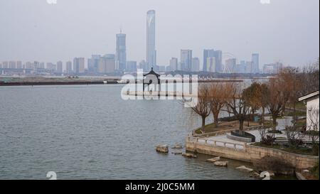 Suzhou, China. 23.. Februar 2022. Blick auf den Jinji See mit dem 'Time Square' Bezirk im Hintergrund. Suzhou ist eine Stadt, die 100 km von Shanghai entfernt liegt. Die Stadt befindet sich seit Ende Februar in Quarantäne, nachdem neue Fälle von Covid 19 entdeckt wurden. (Foto von Thibaud Mougin/SOPA Images/Sipa USA) Quelle: SIPA USA/Alamy Live News Stockfoto