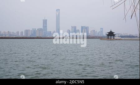 Suzhou, China. 23.. Februar 2022. Blick auf den Jinji See mit dem 'Time Square' Bezirk im Hintergrund. Suzhou ist eine Stadt, die 100 km von Shanghai entfernt liegt. Die Stadt befindet sich seit Ende Februar in Quarantäne, nachdem neue Fälle von Covid 19 entdeckt wurden. (Foto von Thibaud Mougin/SOPA Images/Sipa USA) Quelle: SIPA USA/Alamy Live News Stockfoto