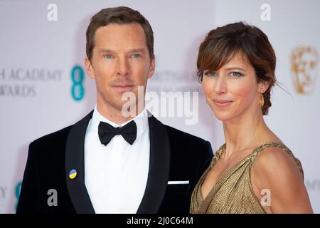 13.. März 2022, London, Großbritannien. Benedict Cumberbatch und Sophie Hunter bei der Verleihung der EE British Academy Film Awards in der Royal Albert Hall, London. Cr Stockfoto