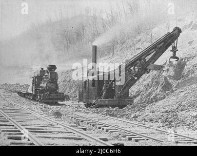 Eine Dampfschaufel der Eisenbahn, die von Bucyrus Steam Shovel & Dredge Company gebaut wurde.Schwarz-Weiß-Fotografie, aufgenommen um 1890s Stockfoto